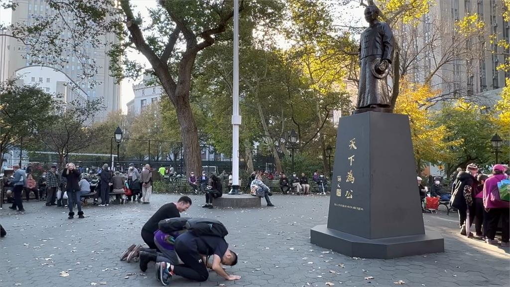 美國遇國父？鍾明軒遊紐約見孫中山銅像磕頭跪拜　網笑翻：超鬧的