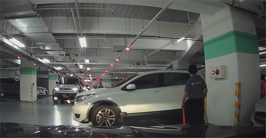 還以為要釘孤支！台中2駕駛搶停車位…他搖車窗「秀出1手勢」結局神反轉