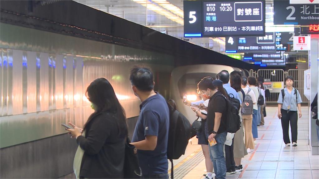 高鐵陌生阿姨「急借電話」!躲一旁「偷動手腳」嚇壞正妹…網愣:我也遇過