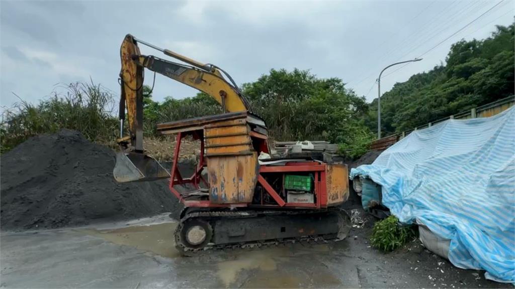 「偷油賊」半夜開貨車偷公車與怪手油料　動作熟練疑似慣竊