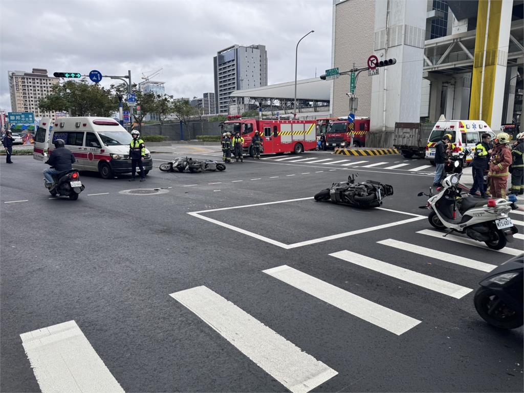 快新聞/新莊重大車禍!賓士車突爆衝 9機車「停紅燈遭撞」4人受傷送醫