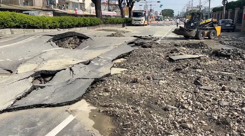 快新聞／轟！彰化道路突「炸裂隆起」嚇壞路人　南向車道封閉搶修中