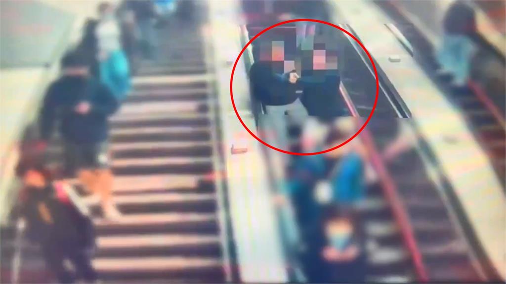 快新聞／手扶梯變擂台！「插隊」暴衝突…2男扭打畫面曝