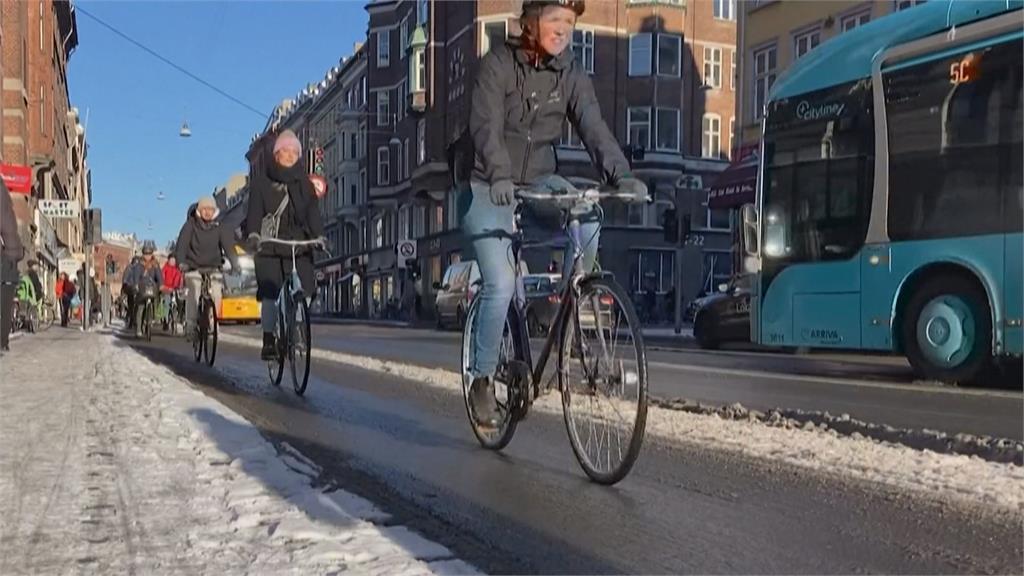 北歐冬季一片銀白　丹麥民眾照樣熱血騎自行車
