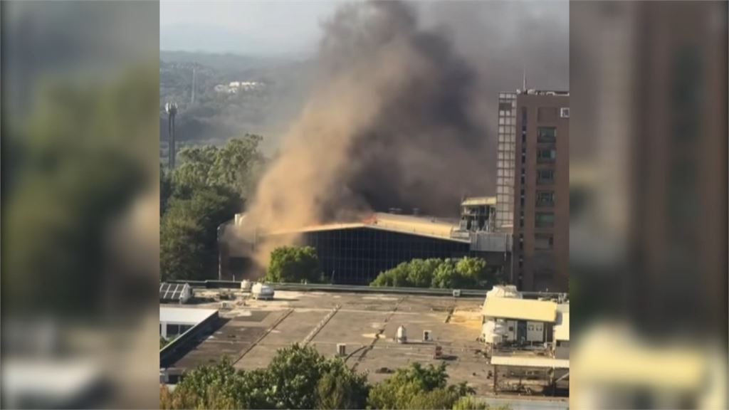 上班族嚇壞！嘉晶創新廠濃煙直竄　疑３樓鋰電池悶燒歷經三小時撲滅