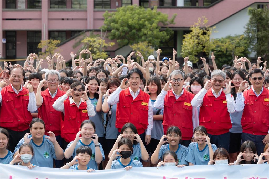 女高中生「合影賴清德慘被出征」遭疑綠軍自演!提告學生親甩1圖回應:有點難過了
