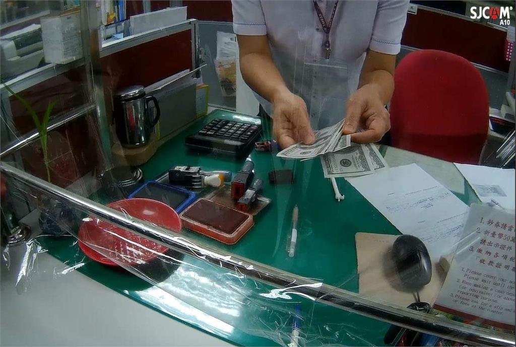 哪來創意?婦人彩色影印美金換台幣 員警直搖頭:手路太粗糙