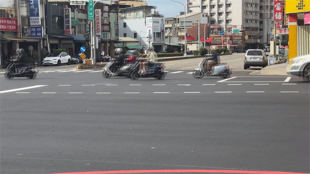 台中驚見「機車３貼」童沒戴帽！　女子還手持手機騎車險象環生