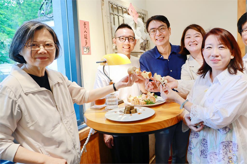 卸任後魅力依舊！蔡英文走遍地方　民眾巧遇激動落淚喊：台灣媽祖婆