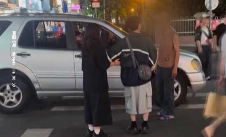 台中行人走斑馬線險被撞　駕駛不滿遭「拍車提醒」下車推人