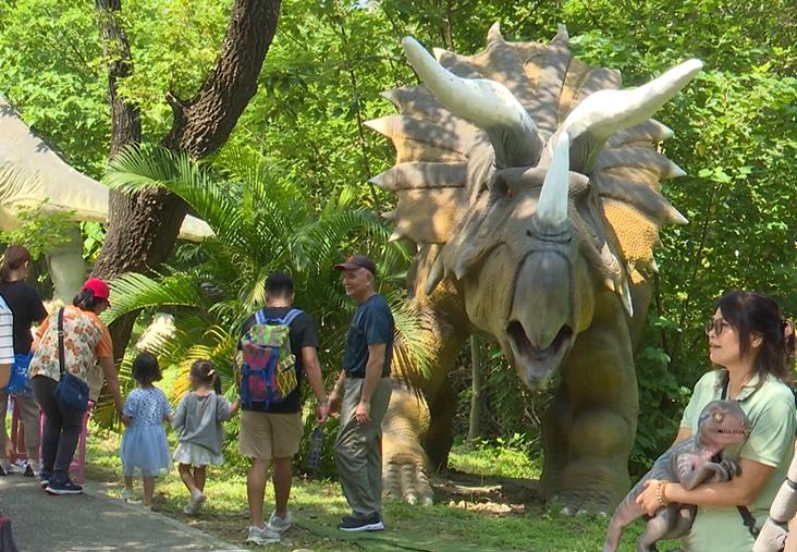 台版"侏羅紀公園"營業至9/1 恐龍迷紛趕往拍照留念