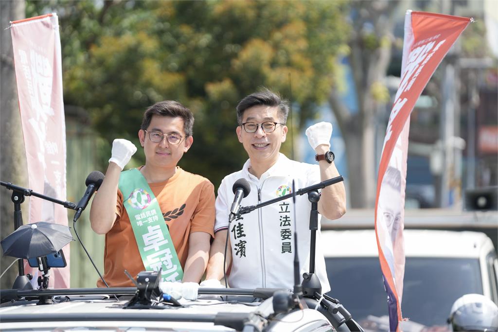 快新聞／卓冠廷拚初選超熱！鍾佳濱、吳沛憶車掃力挺　「鄉民女神」驚喜助攻