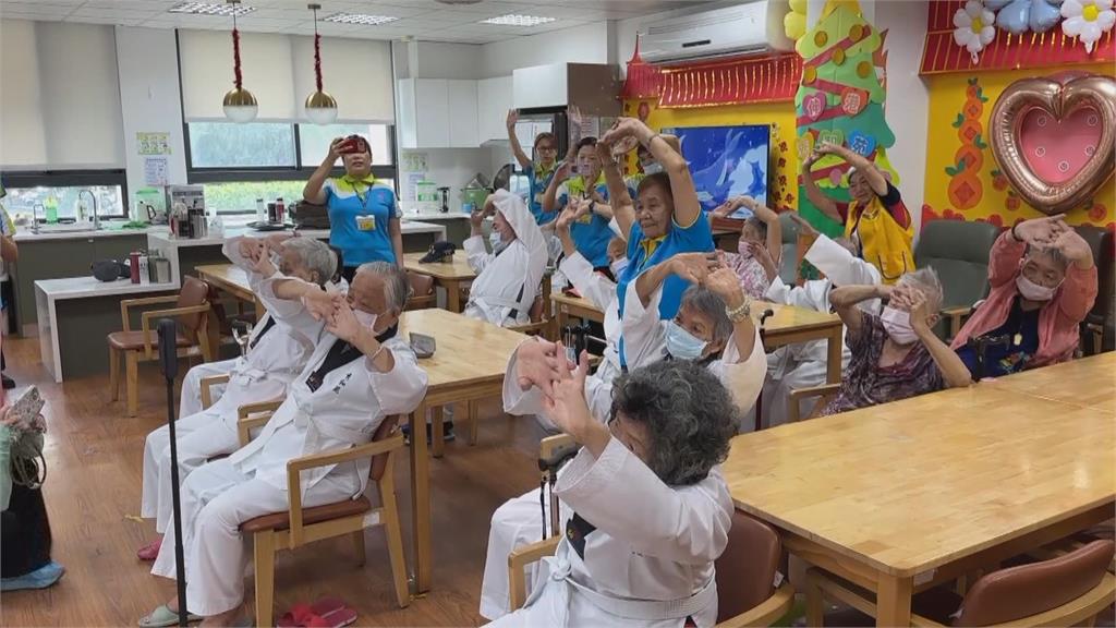 太猛了! 彰化23名長輩「練跆拳道」 95歲公嬤也下場