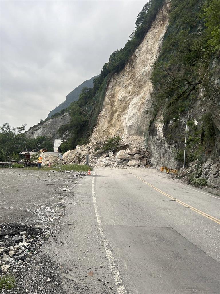 蘇花公崇德隧道山壁坍方搶修中 雙向管制不開放