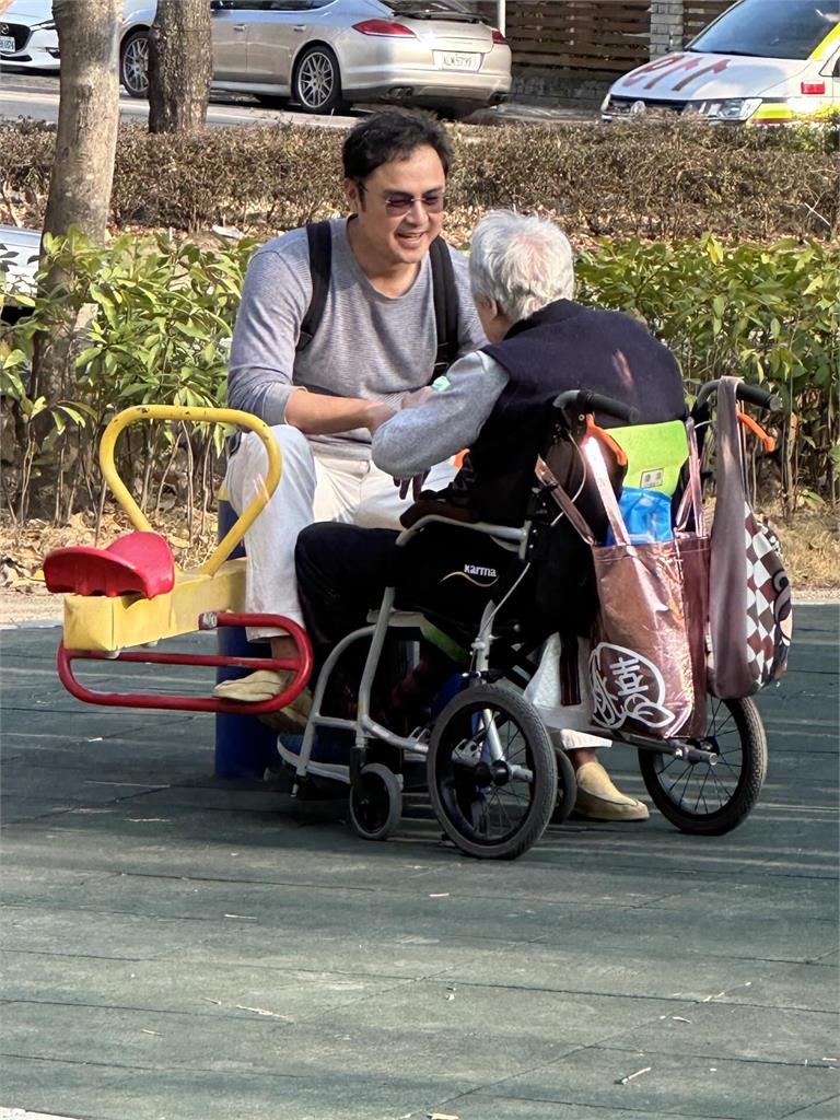 明道返台過年被拍「公園陪中風母」畫面曝光！百萬網淚目：真的很孝順
