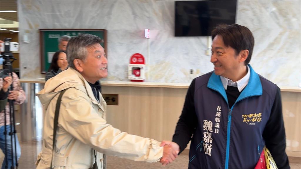 何啟聖赴花蓮議會同框張峻！　狂批藍營縣黨部百般刁難