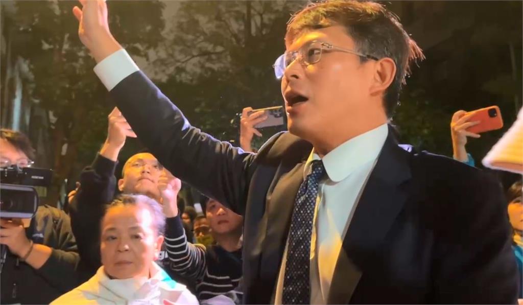 柯文哲遭起訴北院開接押庭 黃國昌帶小草進入旁聽