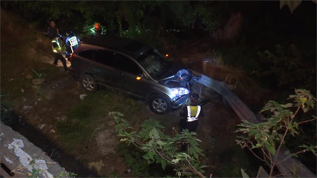 暗夜兩起棄車逃逸二案件 2移工跑下田躲警、駕駛自撞竄逃