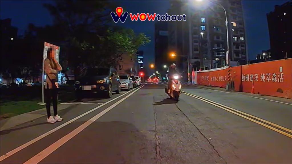 遇女子「肉身佔位」駕駛用這招回敬！他霸氣喊：她真的以為我不敢欸…