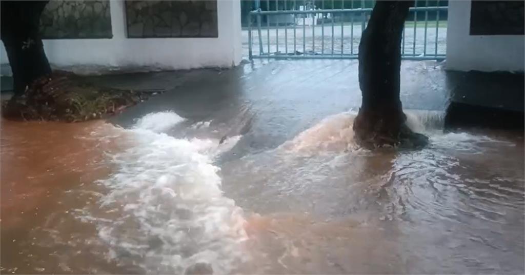 快新聞／強風暴雨襲台東「學校操場變游泳池」！ 水淹進一樓民宅　畫面曝光