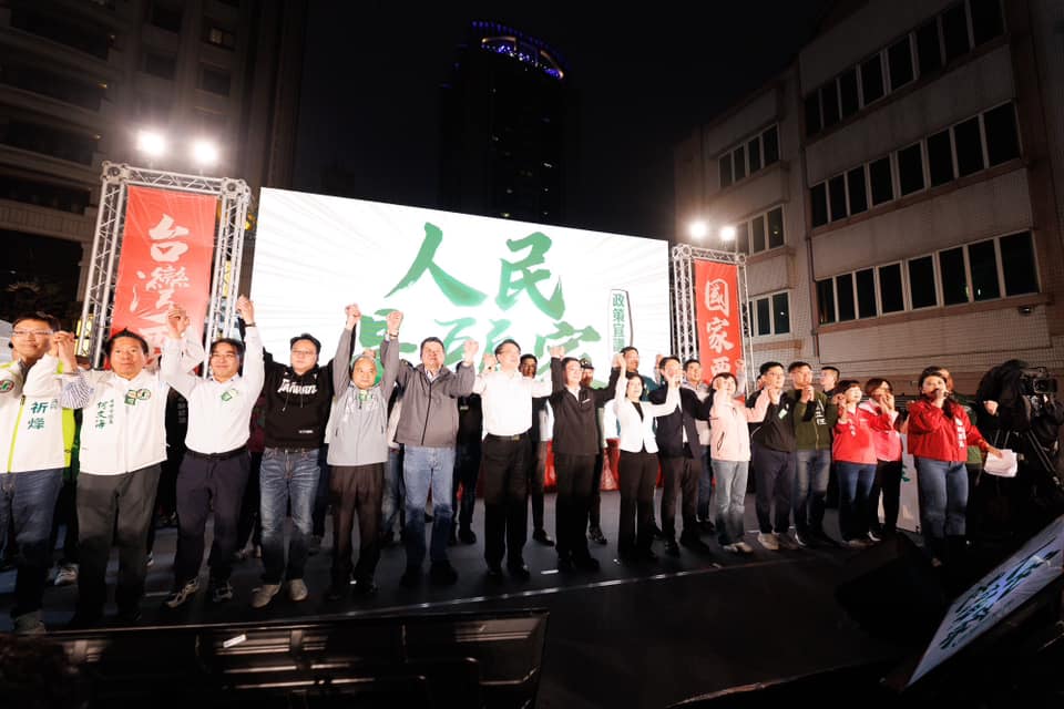 民進黨首場宣講「捷運也站滿人潮」擠爆!卓冠廷感動曝畫面:台中人站出來了