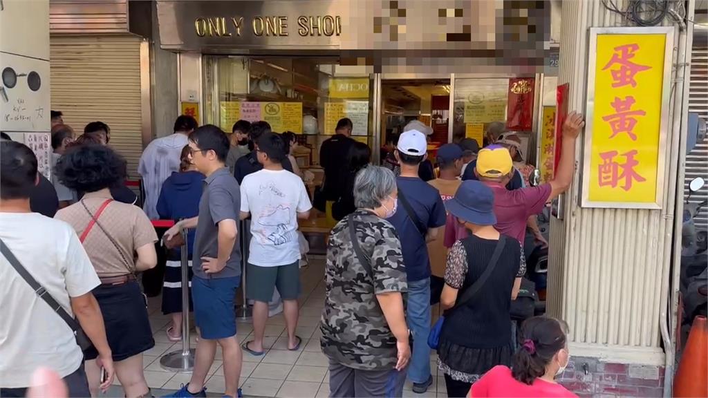 彰化知名蛋黃酥現排隊人龍 代購業:中秋可月入逾10萬