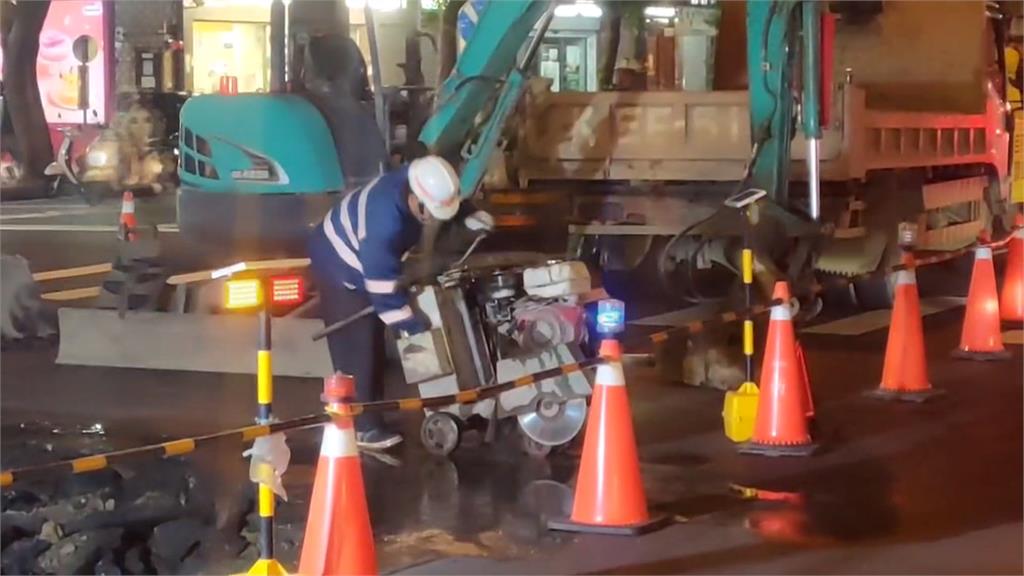 自來水管線破裂導致地基塌陷 台中公益路連破兩洞