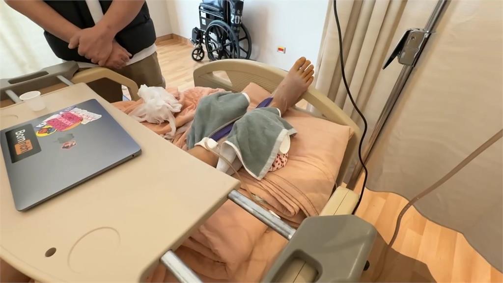 騎士雙載撞上公車車尾　兩人摔車滾數圈險被輾