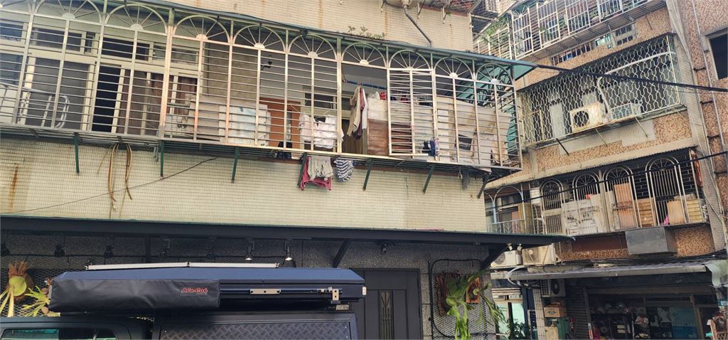 男子住2樓從天而降 跳露營車頂搞破壞.持榔頭砸2車