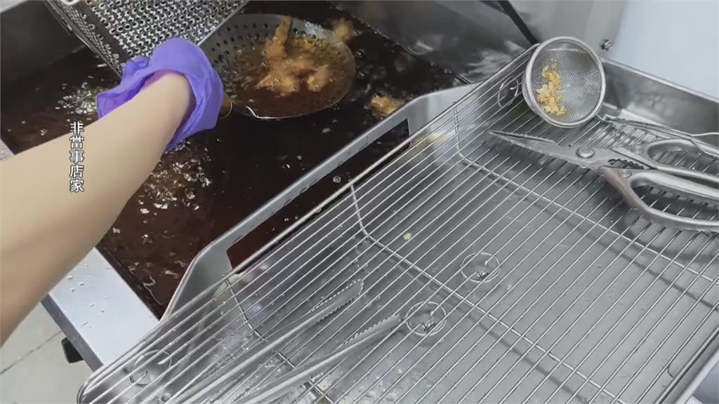 炸雞變炸機！鹽酥雞店員手機掉油鍋　急救回竟還能正常用