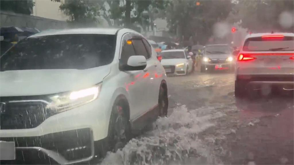 暴雨馬路急流如小河　家長接小朋友放學超狼狽