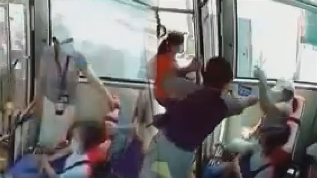 搭公車不滿菜籃車擋路!7旬翁向66歲婦揮拳 路人勸架反被抓傷提告