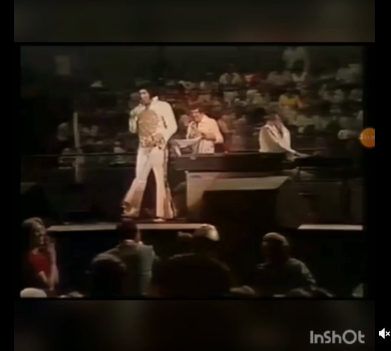 貓王演唱會驚見時空旅人？台下粉絲45年前「拿手機錄影」證據曝光