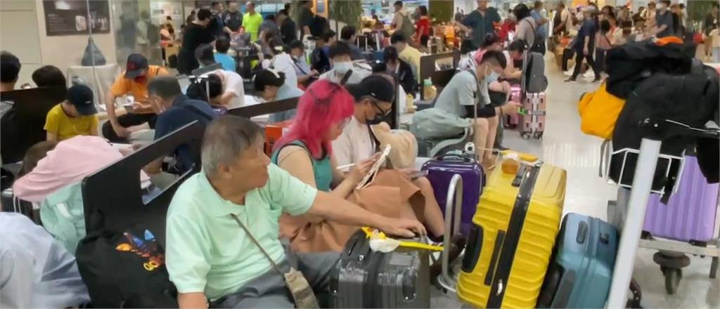 快新聞／凱米掃過！金門對外交通一度中斷　機場「超過上千人」滯留畫面曝