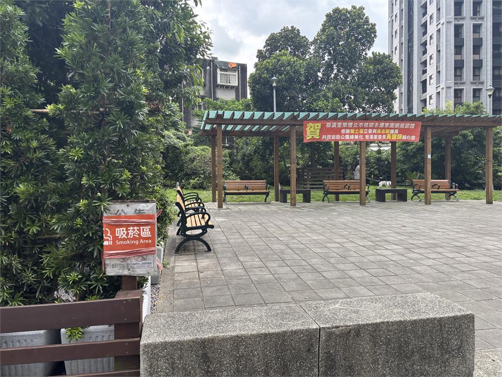 台北吸菸區驚見「柵欄設計」畫面曝光！網怒批「毀市容」：有被羞辱的感覺