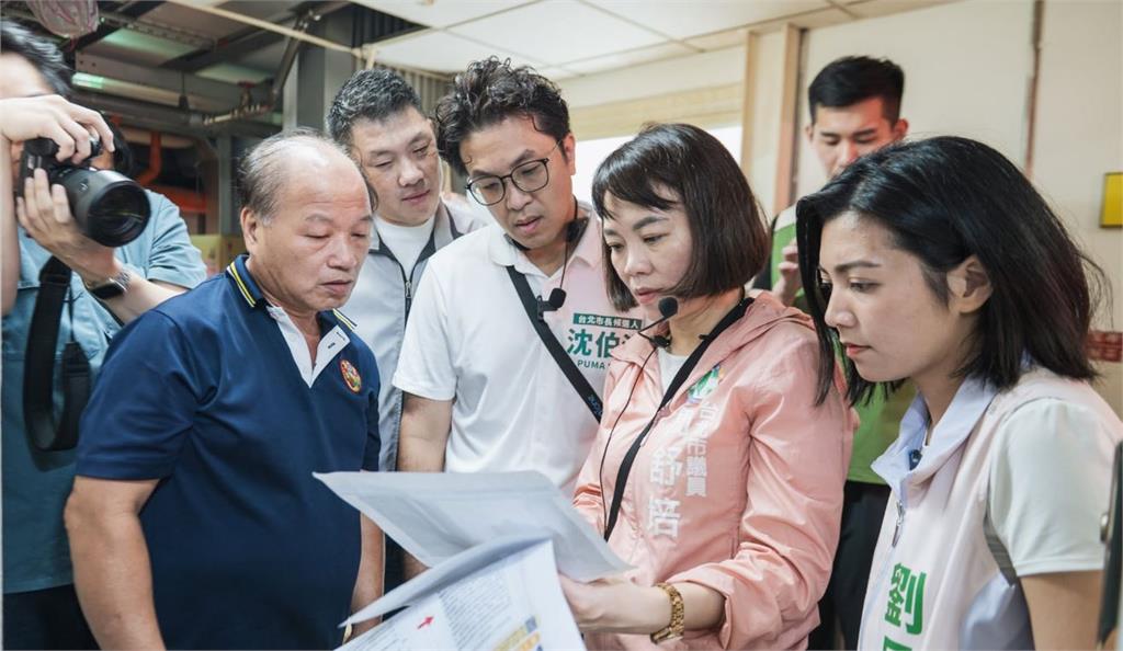 快新聞／沈伯洋簽名簽到手軟！逛成功市場傾聽市民心聲　發文親曝「父親節」願望