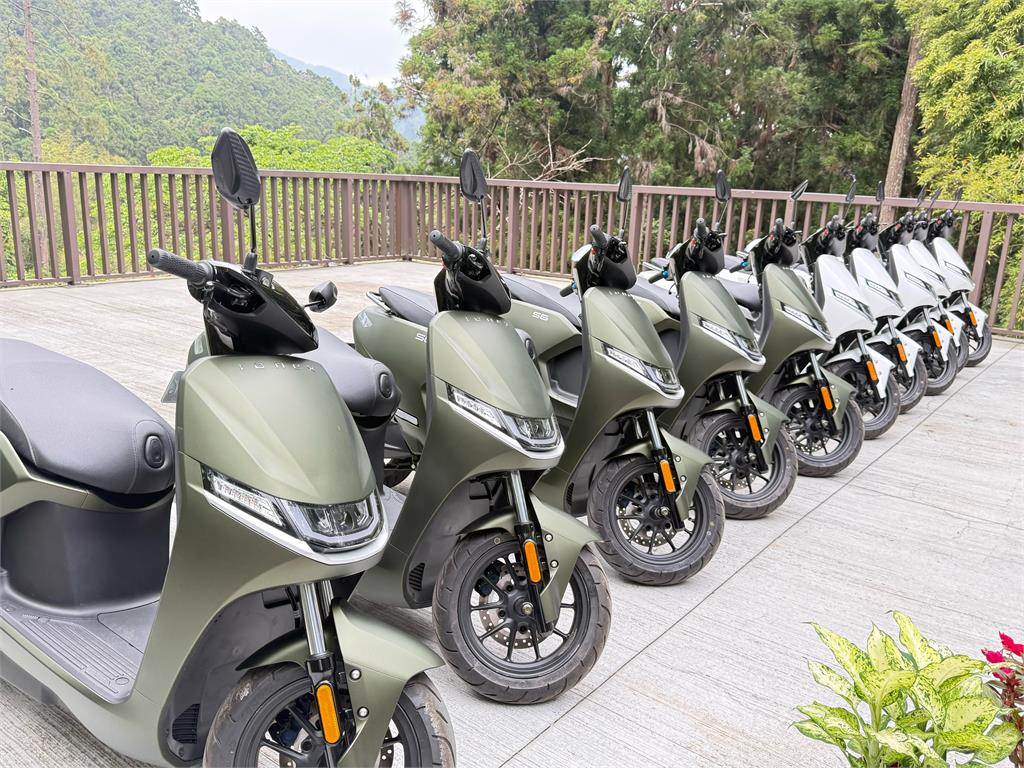 企業家花啟祥捐電動機車  啟動「靜音與淨零」森林升級計畫