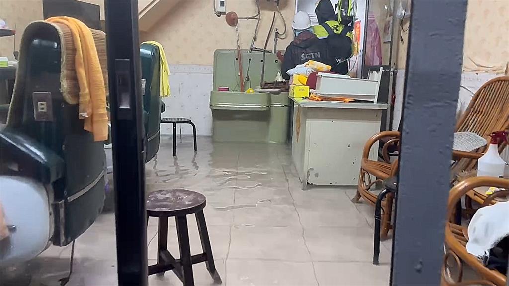 快新聞/海葵颱風「雨炸高雄」! 前鎮區水淹膝蓋高畫面曝