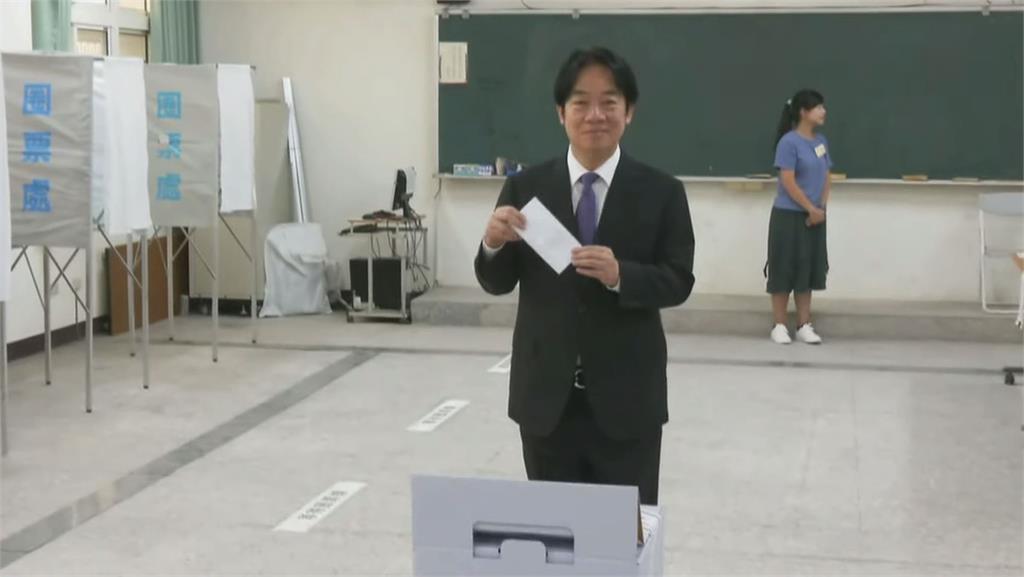 快新聞/決戰核三公投!賴清德現身安平國中 面露微笑投下神聖一票
