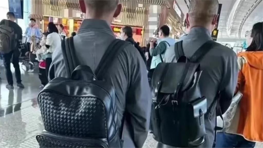 2和尚背精品包照被流出… 遭網友狂虧:「莫非來自愛馬寺」
