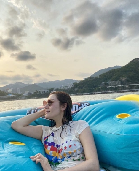 「最美港姐」李嘉欣海邊臥躺　戲水「濕身照」網讚：這樣51歲？
