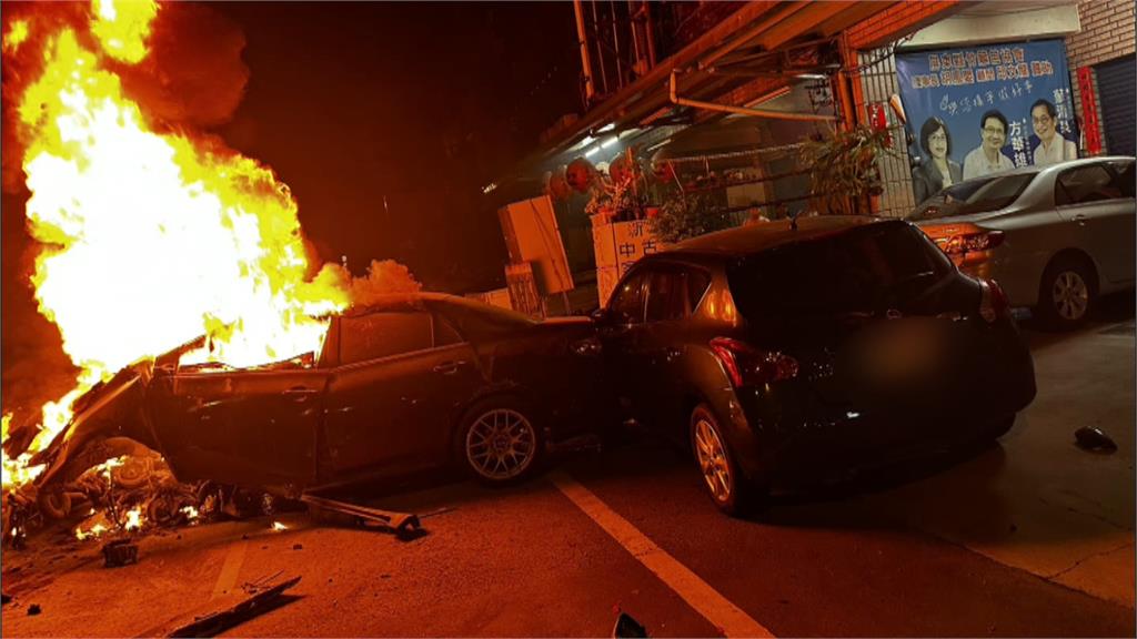 競速失控？　小客車衝撞分隔島　瞬間起火燃燒成「一顆火球」