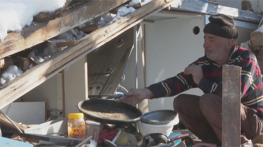 強震後住45年的家只剩骨架　敘利亞老婦望著房子哭泣...