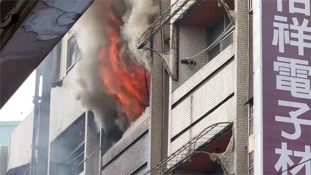 疑一樓工具充電釀禍！　台中水電行竄火７旬婦一度受困