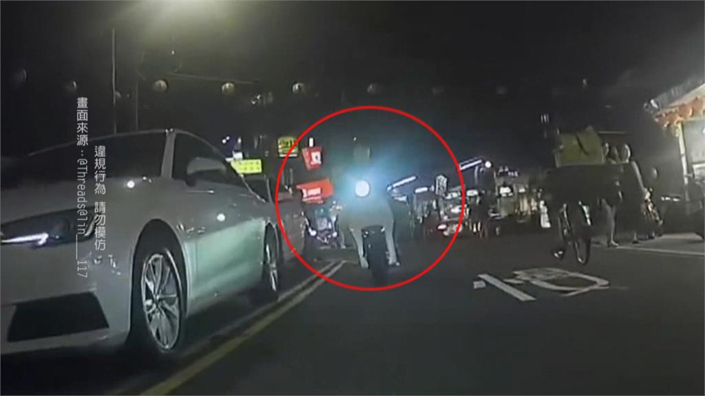 沒扣安全帽、騎車邊抽菸　危！新北男騎士逆向險爆車禍