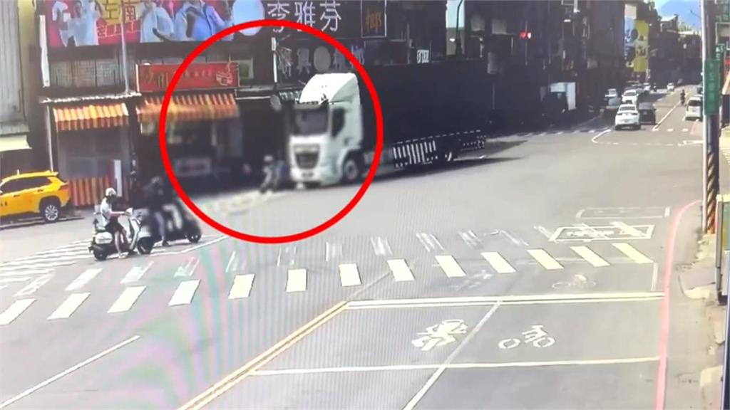 高雄1天2起死亡車禍！　大貨車轉彎撞機車騎士慘死