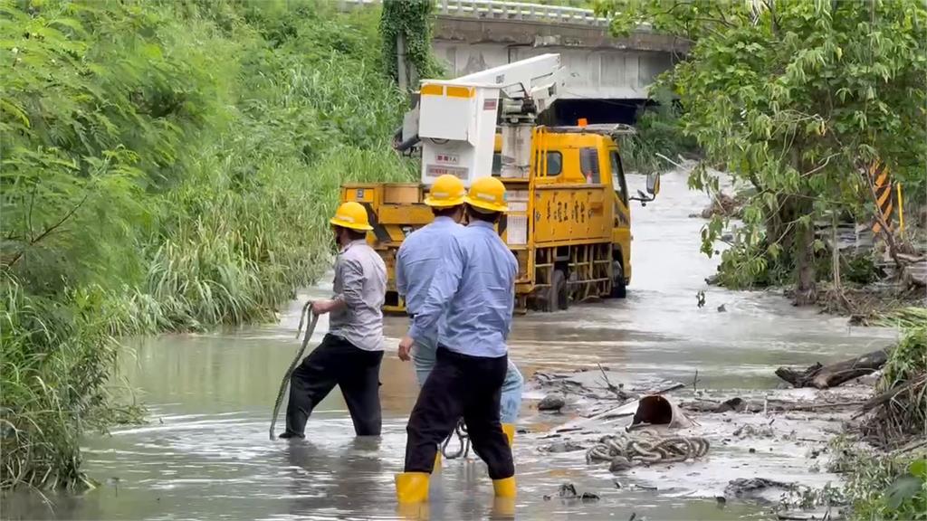 台東太麻里金崙溪潰堤！　民宅道路變汪洋　工程車卡泥流