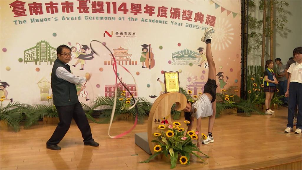 台南市長獎頒獎　畢業生創意互動！　送自製畢業證書給黃偉哲