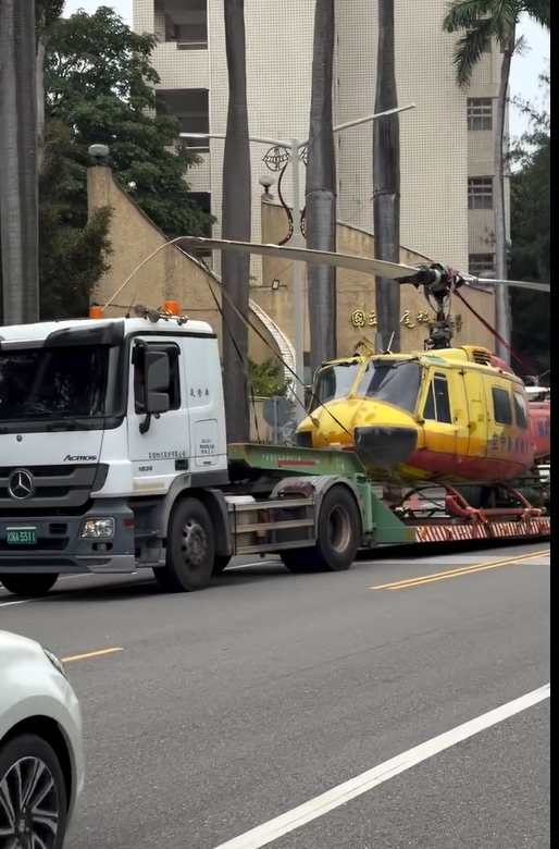 街道上有飛機？　虎尾科大航院教學設備搬遷　引網熱議