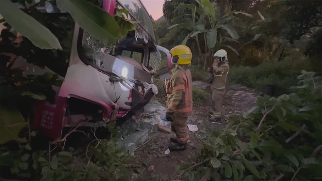 台南遊覽車撞破護欄 翻落邊坡釀8人受傷送醫